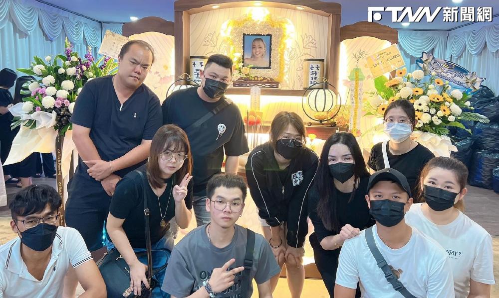 被男粉狠捅8刀慘死！許佳玲今出殯「親友靈堂合照」姊淚訴：傷害你的壞人 一定會有報應