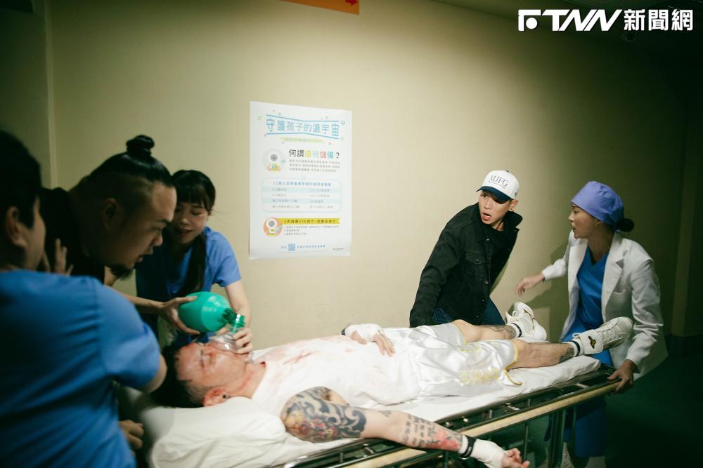 「頑童」小春打拳出事了！重傷滿臉血躺擔架　瘦子、大淵陪送醫畫面流出